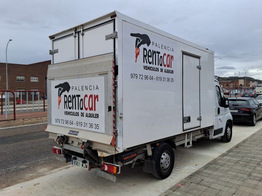 Vehículo de carga con puerta elevadora de 16 m3